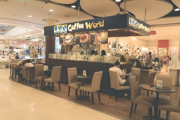 В сети Coffee World к кофе предлагают бутерброды и вафли